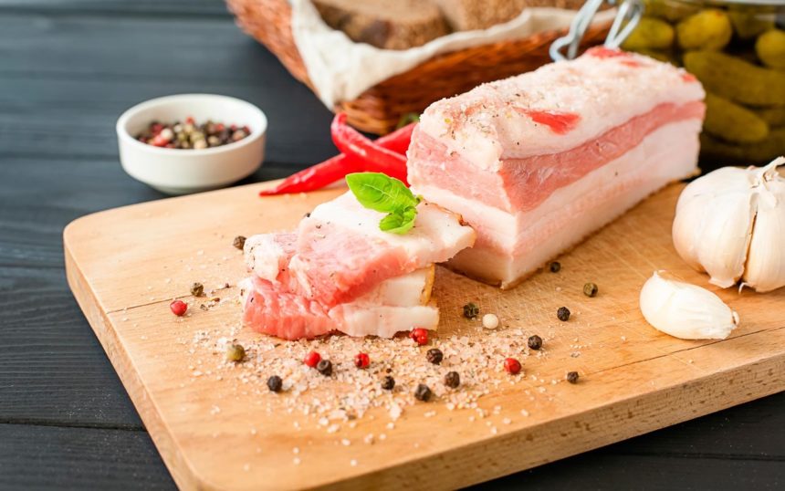 Україна все більше сала купує за кордоном