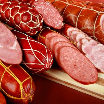 ЄС хоче заборонити називати веганські продукти ковбасою та бургерами